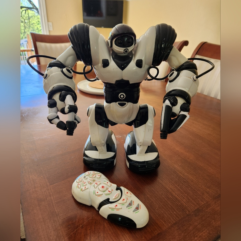 2004 WoW Wee Robot with Remote-control